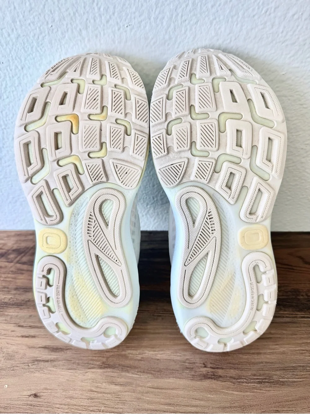 Brooks Women’s Adrenaline GTS 24 in White/Limpet Shell/Alloy (Size: 8.5-B)